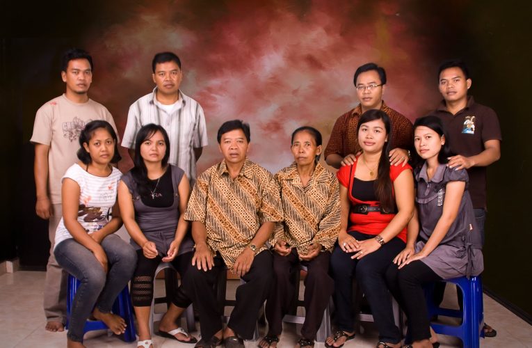 Kedudukan Orang Tua sebagai Perwujudan Tuhan dalam Ajaran Veda