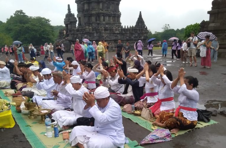 Persembahyangan Purnama Kanem di Candi Prambanan Berjalan Khidmat