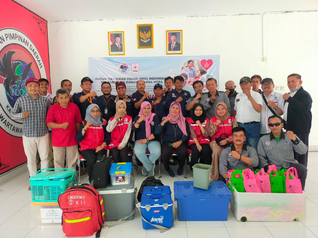 Foto kegiatan donor darah IWO Indonesia Sleman di Sekretariat DPD IWO Sleman, dihadiri masyarakat dan stakeholder terkait