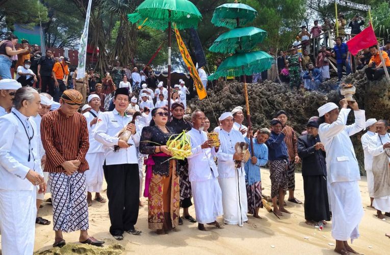 Gema Mantram di Pesisir Selatan: Bupati dan Ribuan Umat Hindu Gelar Melasti di Pantai Ngobaran